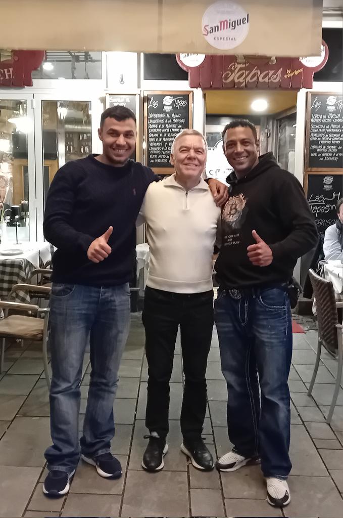 Es war ein schöner Abend mit Primo.

"Primo Lopez ist ein bekannter Düsseldorfer Gastronom, der als „König der Altstadt“ bezeichnet wird. Er prägte maßgeblich die Schneider-Wibbel-Gasse, die wegen seiner zahlreichen Lokale als „Spanische Gasse“ bekannt wurde". 

#restaurant #fam