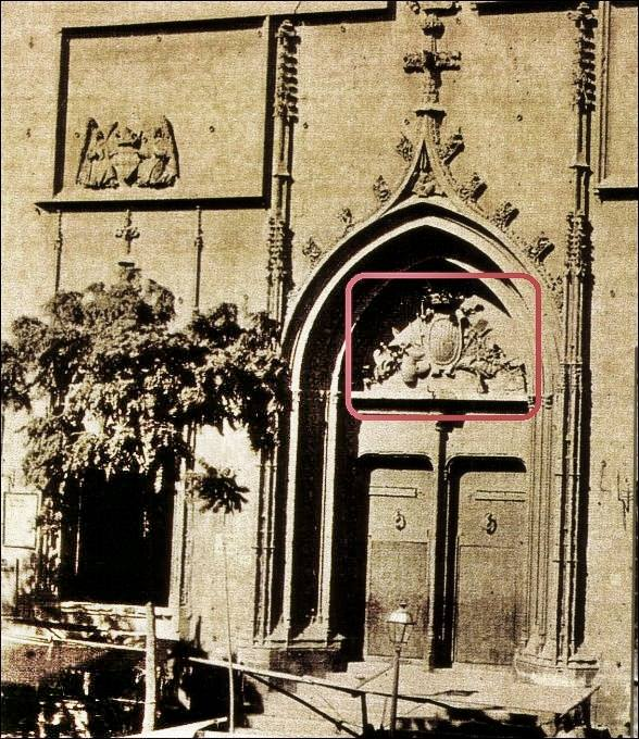 Arran de la pèrdua de la sobirania política de l’antic Regne de València l’any 1707, València va ser ocupada militarment per les tropes borbòniques, i la Llotja de la Seda convertida en una caserna militar. Un desaparegut detall recordava aquella ocupació: actualidadvalencia.com/passejantvalen…