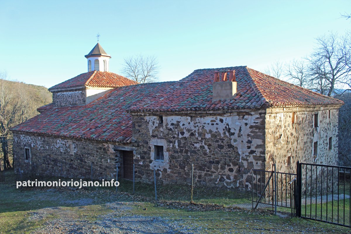 La Rioja y sus ermitas.
Muro en Cameros y su Ermita de la Santa Cruz del Monte.

"Se trata de un edificio del siglo XVIII, de estilo barroco, construido en mampostería y sillarejo, de una sola nave de tres tramos y cabecera rectangular con cubierta de bóveda de cañón...".