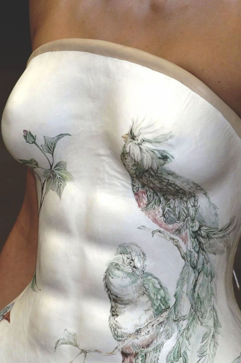 musesblueprint's tweet image. Alexander McQueen Sculpted Leather Dress S/S 2007 🪾