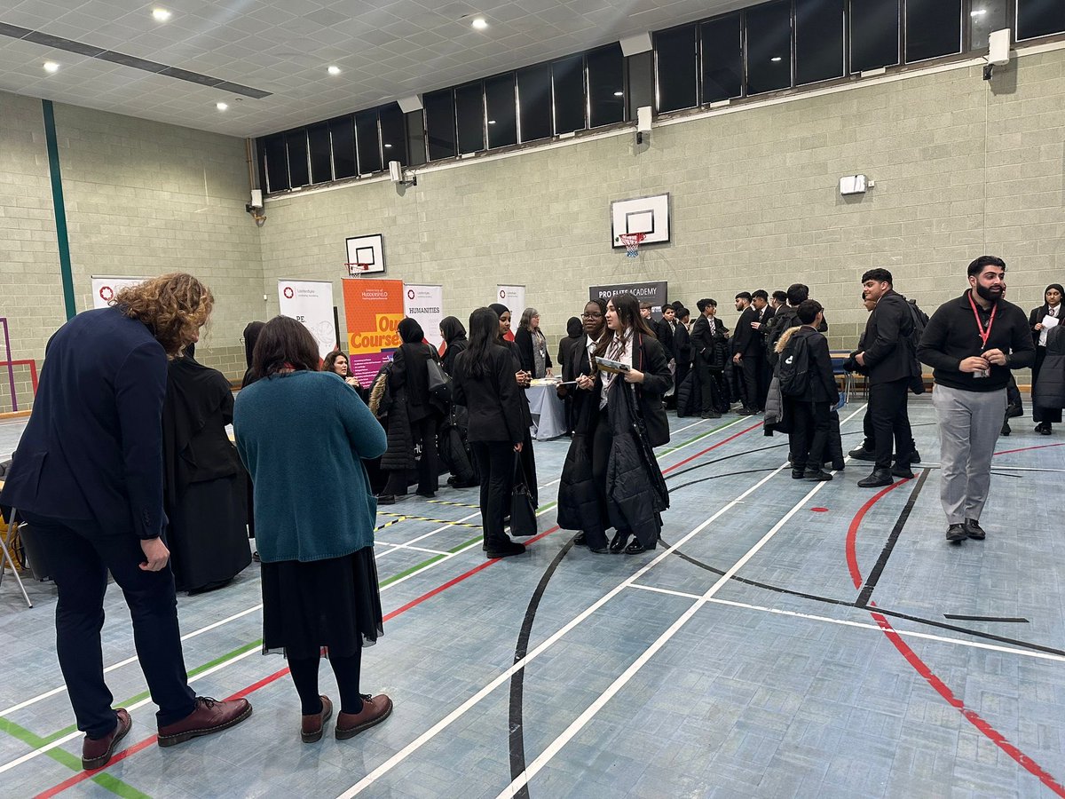 LaisterdykeLA's tweet photo. Year 9 students explored future pathways, met with local employers and got inspired about what’s next. An exciting opportunity to start thinking about careers early #CareersFair #WeAreStar https://t.co/ZsNycDWRQA