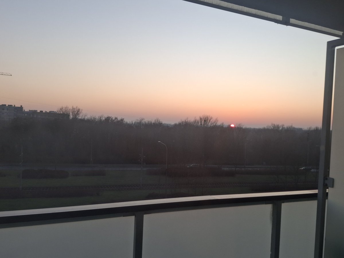 wrobelek28's tweet photo. 2026 - zacząłeś się dobrze, zacząłeś się po części zmianami ☺️📦 kolejny rok radości z małych rzeczy - takich jak piękne słońce wpadające do mieszkania przez większość dnia 😍🌅  #happyday #sundayvibes https://t.co/7q0dJSH1p7