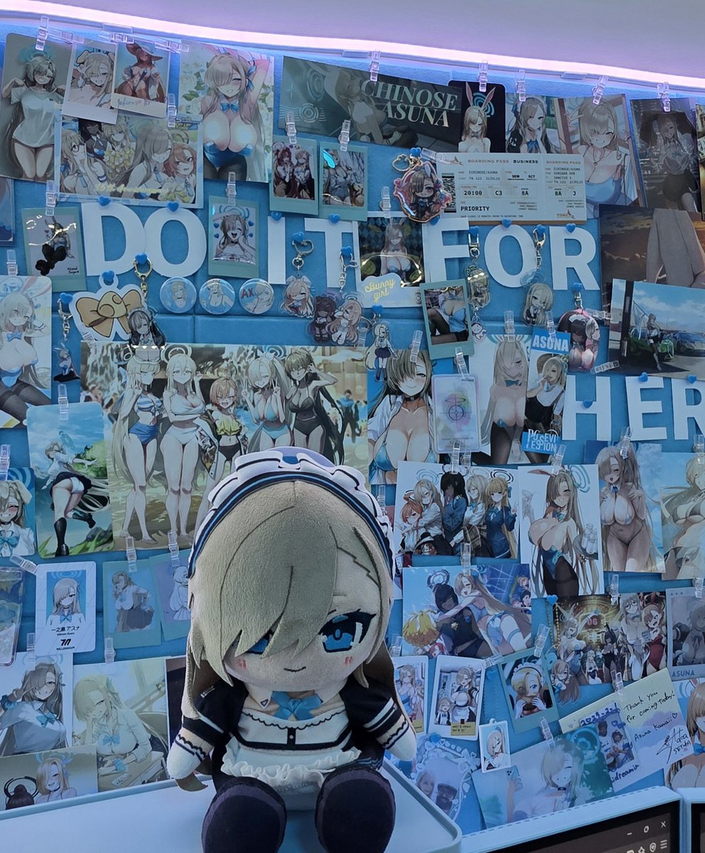 BeefPalace's tweet image. Good Asuna morning! Asuna has a shelf on my monitor now so she can watch me work!