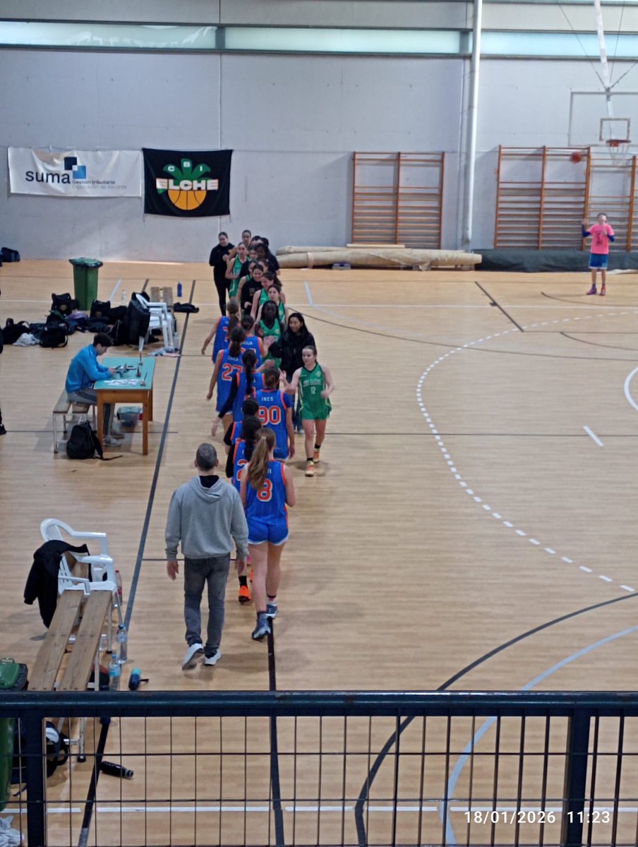 Derrota de nuestras cadetes en Elche.

Espectacular partido de las chicas que cayeron tras dos prórrogas ante un equipo que las superaba, por mucho, en físico y rotación. 
Aunque en marcador diga lo contrario, hoy han ganado.
 Felicidades!
Seguimos trabajando y aprendiendo 💪🏼 💙
