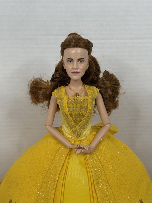 XMentalidad's tweet image. Muñecas ofensivamente feas de famosos (hilo)  

1. Emma Watson como Bella