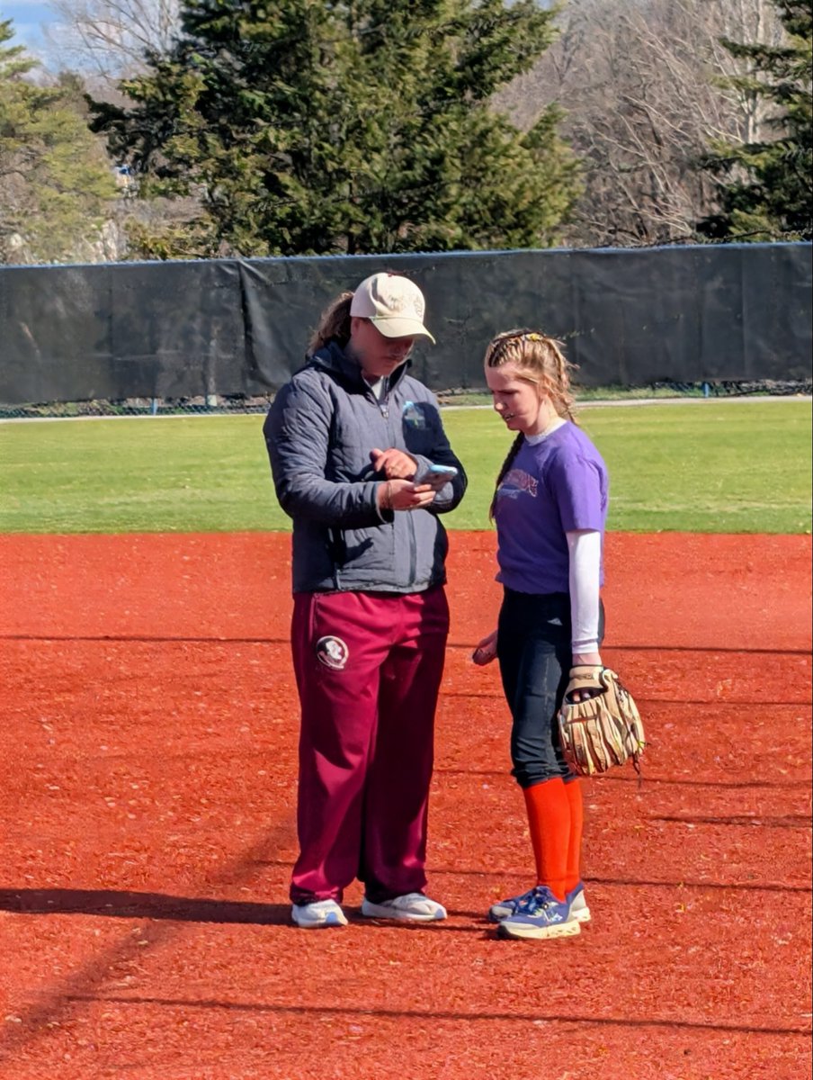 HenleyW2030's tweet photo. Got some work in yesterday at practice with @VibeArnold glad we finally got to get outside and do some things still a little cold but can’t wait for more!! @CaylanA_Elliott https://t.co/oiFJ1pHCfR