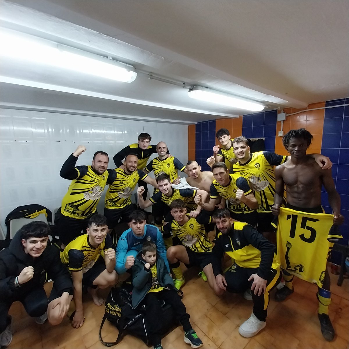 Final ⚽️ 

CD Casareño 🟠🔵 0-2 🟡⚫️ AP Fuenlabrada 

Goles de Adrián y Ángel Risco 

Victoria muy trabajada del equipo en un campo difícil y ante un equipo que estaba enrachado como local.

El equipo fue de menos a más y consigue 3 puntos importantes. 

💛🖤💛🖤

#vamosAP