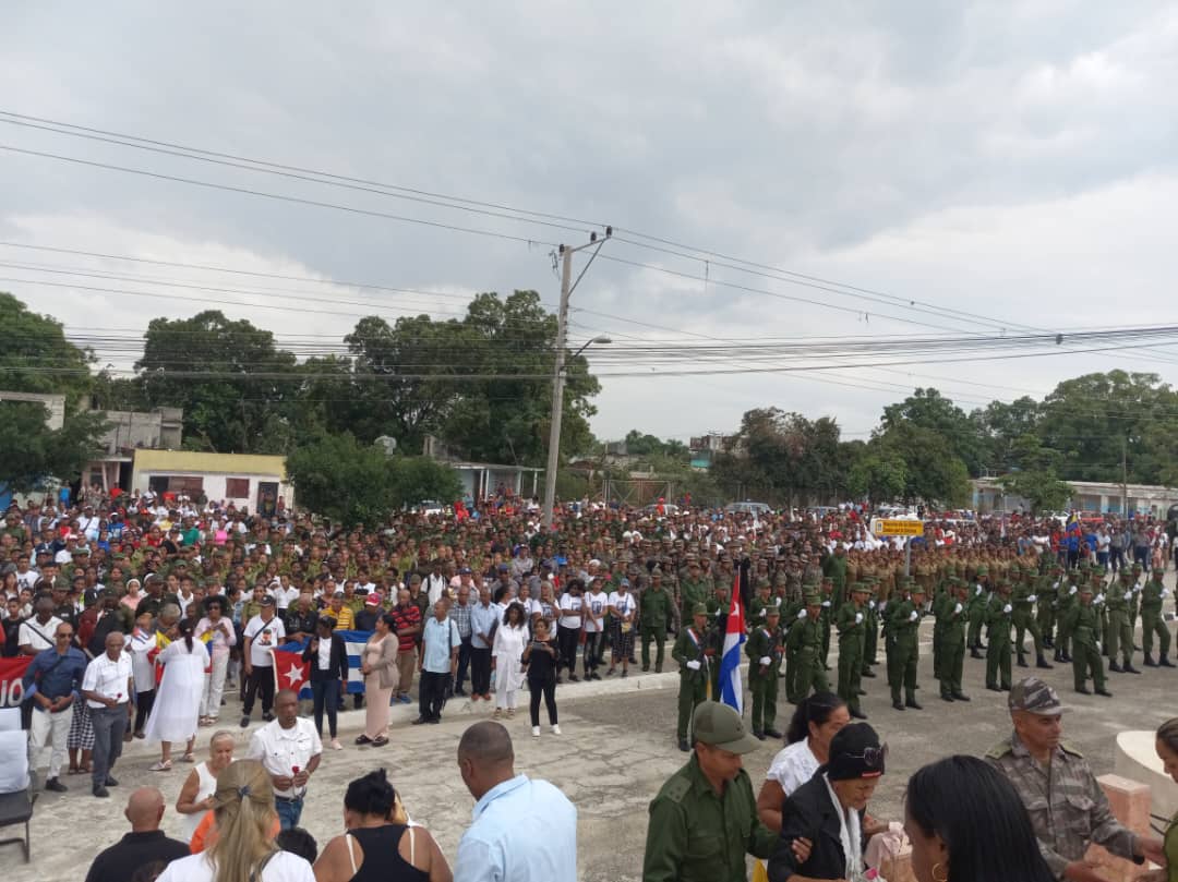 Ante cada peligro, ante cada amenaza y agresión a nuestra dignidad, demostramos que #Cuba es un pueblo de Patria o Muerte. Desde #Guantánamo, primera trinchera antimperialista, ratificamos nuestro compromiso con la Patria de #Martí, de #Fidel y de <a href="/DiazCanelB/">Miguel Díaz-Canel Bermúdez</a>.
#HonorYGloria