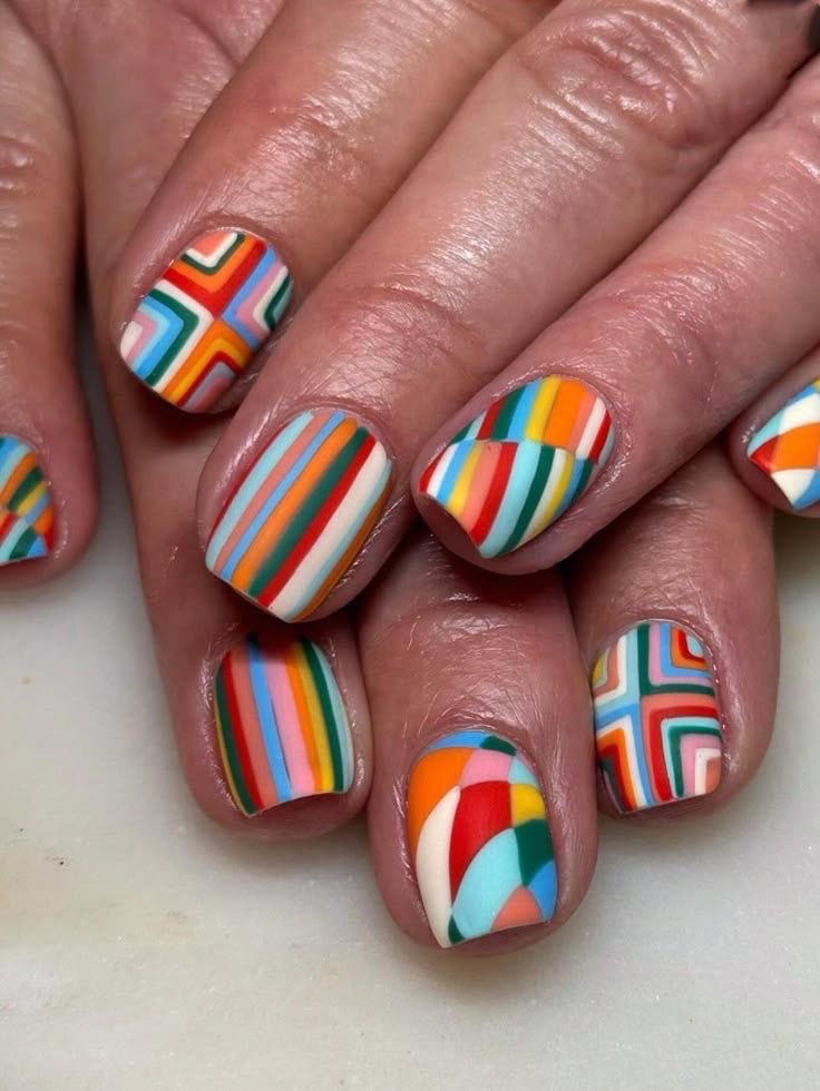 Ieraudzīju bildi un atkal iedūra sirsniņā, ka man nespīd tādi nagi. :( Ne man forma, cilvēkiem rādāma, ne turas jebkas. Bet tik skaisti!!!