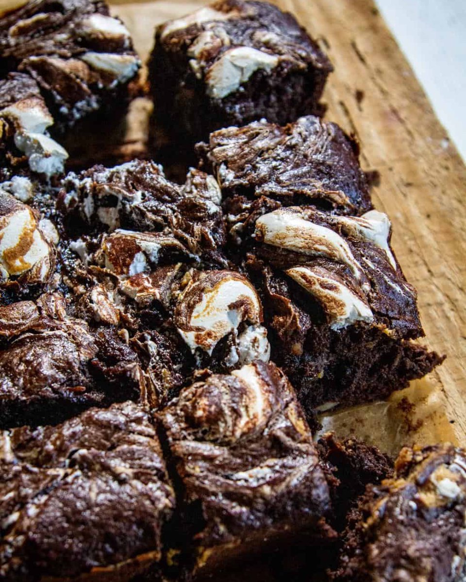 cagrownofficial's tweet image. Still trying to stick to a vague resolution involving healthy eating? We've got the perfect loophole. These delectable #brownies are made with @casweetpotatoes  - AND a protein-packed almond butter swirl.  Just give in already....
Get the recipe: californiagrown.org/recipes/sweetp…