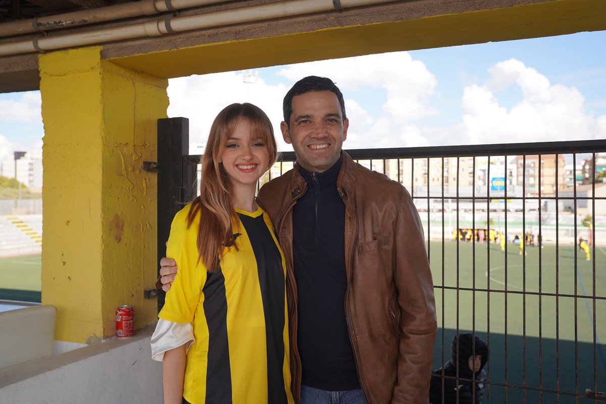 SagredoMarco's tweet image. Lucía sólo se parece a Lucía y es increíble 😍

Es tan bonita que hoy ha venido al homenaje que el Paterna CF le ha hecho a su abuelo que fue nuestro gran capitán ⚽️

Y encima le hemos ganado al Benicarló que va 4º en la Liga 💪🏼 🐝 

#LuciaCasani ❤️🔥