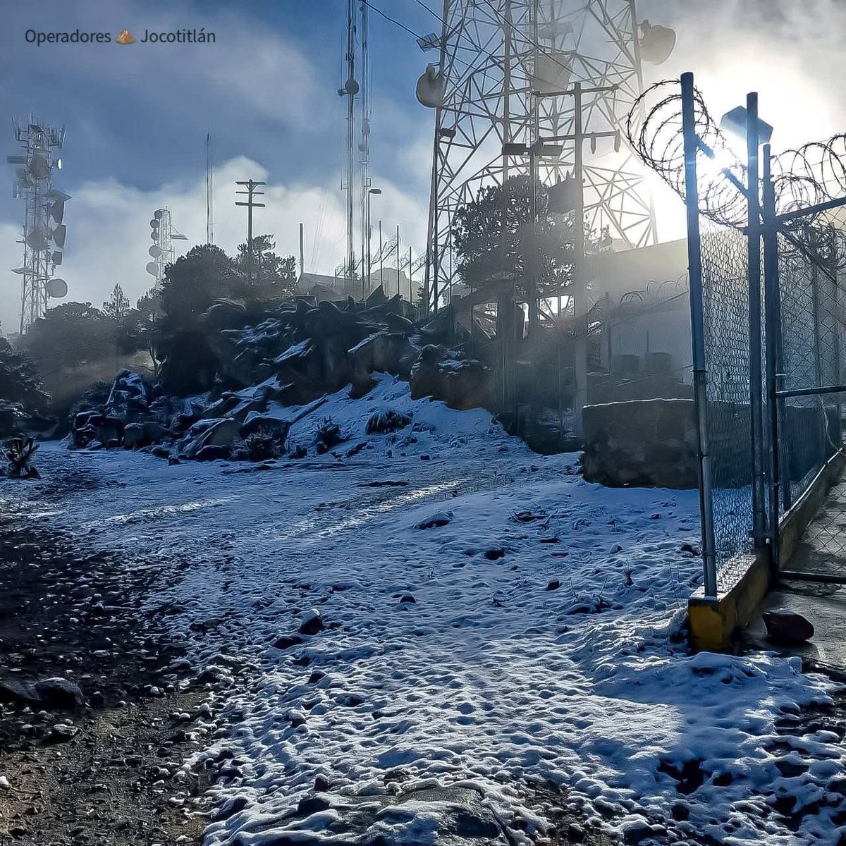 elvallemexico's tweet photo. 📸🥶 ~ ¡Qué chulada!
👀 El cerro de Jocotitlán se encuentra cubierto de nieve, algo que, sin duda, muestra que el viento y las bajas temperaturas seguirán vigentes. 🥶
🤩 ¿Ya lo has visitado?
📷 Operadores Cerro Jocotitlán
#Joco #Jocotitlán #EdoMéx #Frío https://t.co/VRgdfU2Ir5