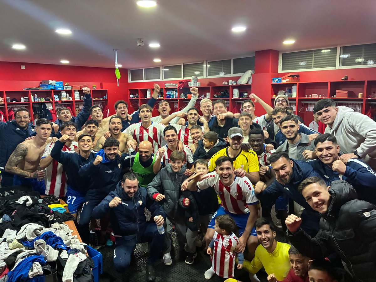 🤳 | Iba a poner cualquier frase clásica de celebración de victoria, pero solo me sale decir:

🧢 '𝙀𝙡 𝙙𝙚 𝙡𝙖 𝙜𝙤𝙧𝙧𝙖 𝙦𝙪𝙚 𝙘𝙤𝙧𝙧𝙖'.

🤣 Estáis 𝙘𝙤𝙢𝙤 𝙪𝙣 𝙘𝙚𝙣𝙘𝙚𝙧𝙧𝙤.

¡Oooooooooootra más en casa!