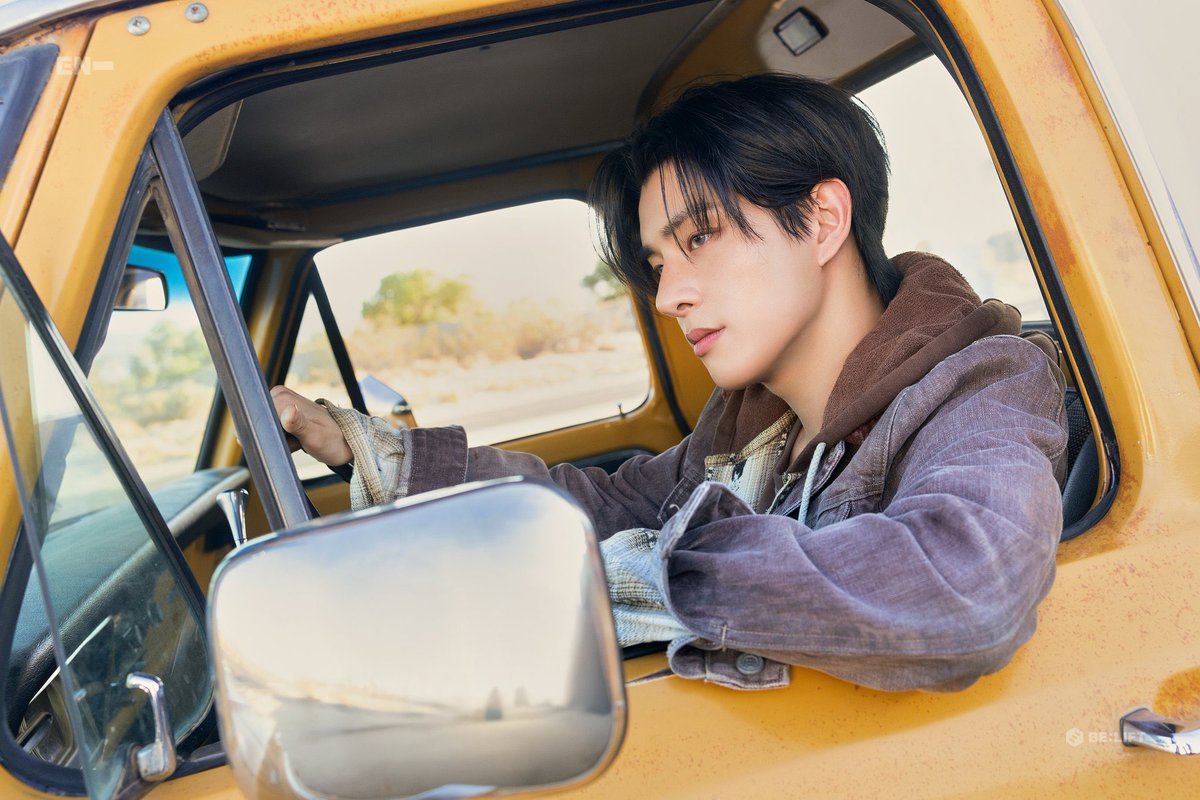 simjpke's tweet image. They say “𝐈’𝐦 𝐰𝐚𝐧𝐭𝐞𝐝” but I don’t feel chased, I feel alive. Standing under the open sky, smiling like the world is kinder than it seems. A cowboy who learned that happiness isn’t something you run from… it’s something you carry with you. ⋆⋆⋆