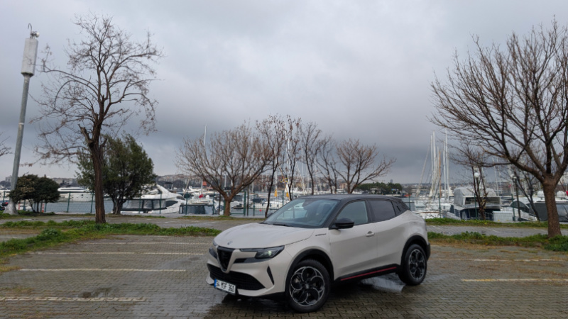 🐍 Biscione Elektriklendi: Alfa Romeo Junior Elettrica Testte!

Adı olaylı bir şekilde değişti ama iddiası değişmedi. Alfa Romeo'nun ilk elektriklisi Junior (nam-ı diğer Milano) ile 1 haftayı devirdik. Peki, bu sessiz İtalyan, o meşhur sürüş ruhunu koruyabilmiş mi? 🇮🇹⚡️

Editörün