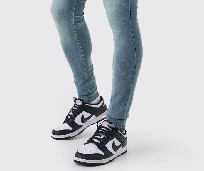 Con respecto al tema del que llevan hablando dos días, que sea pobre o rico no importa desde que no use jeans así y menos con esa cochinada de New Balance: