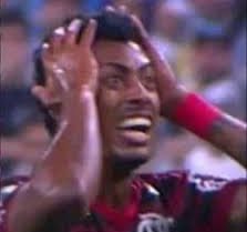 QueJogadaQJ's tweet image. *Aeromoça boceja*

O passageiro surdo: