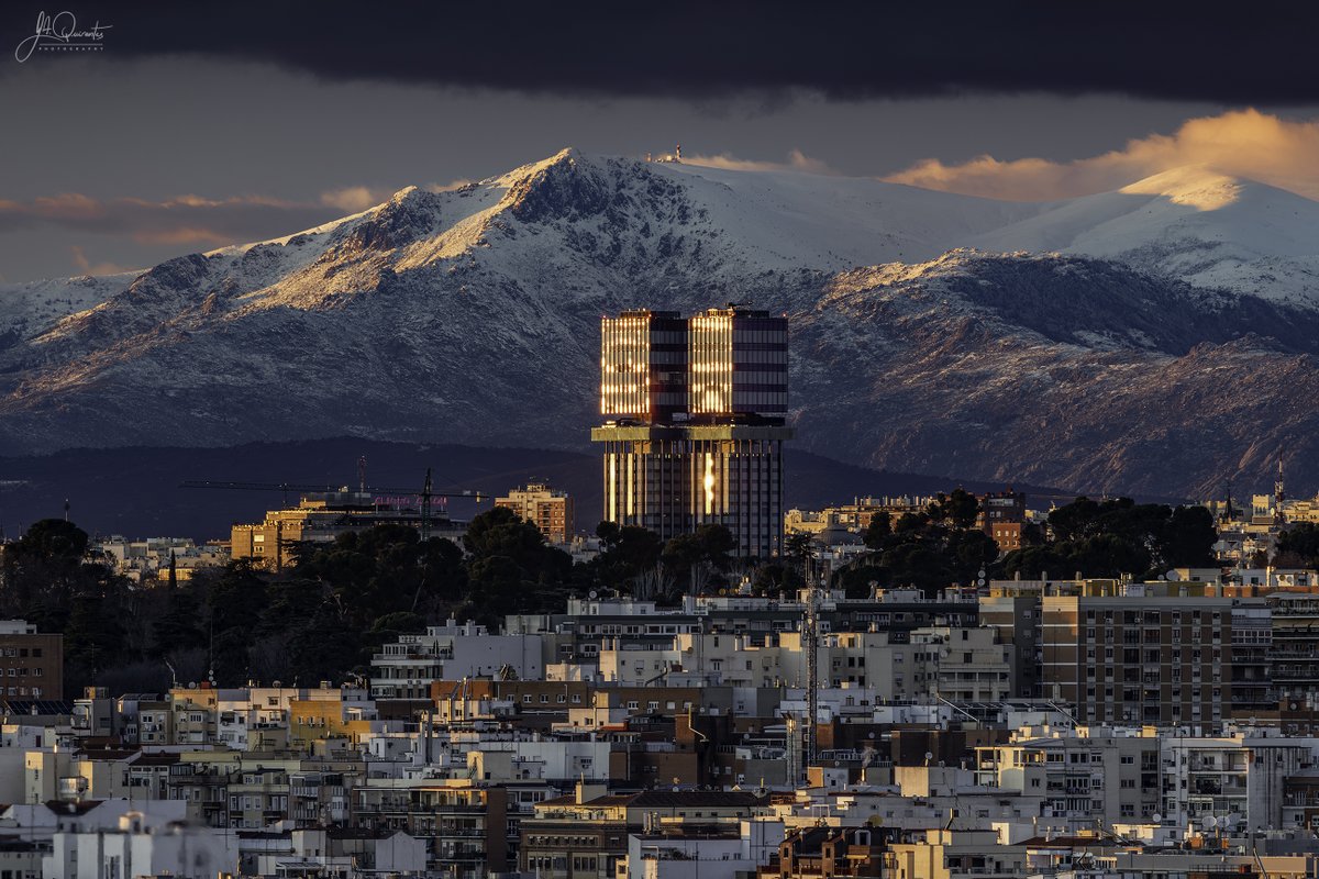 JoseAQuirantes's tweet image. La Maliciosa (2227 m) y la Bola del Mundo (2265 m), desde Vallecas-Madrid, hoy 18 de enero de 2026, a las 18:15 h. #canonr5 #canonrf100500