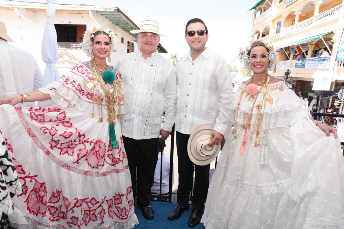 Con mucho orgullo ayer en el desfile de las mil polleras desde la ciudad de Las Tablas, Los Santos.