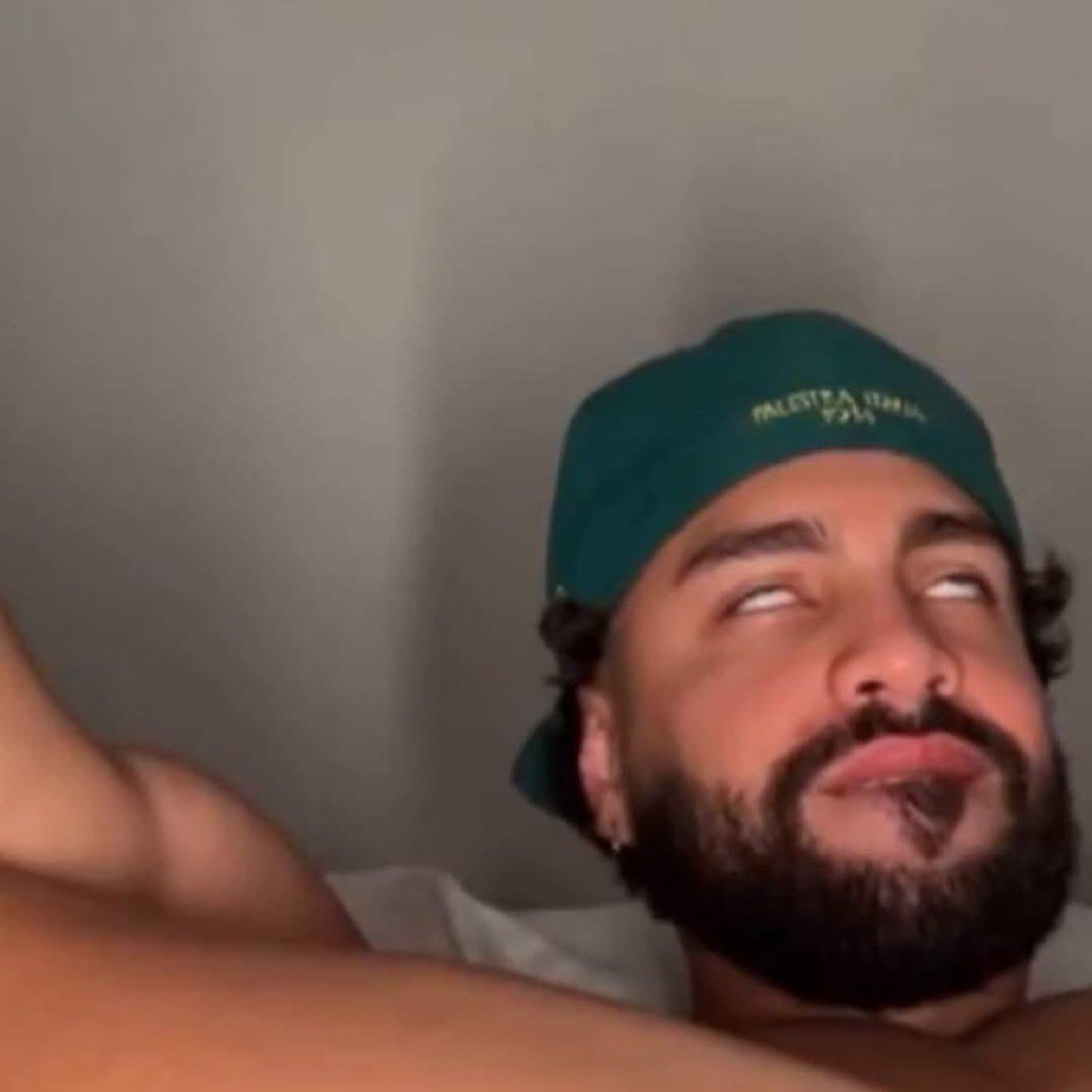 Negrao_leoo's tweet image. Homens que sentam sorrindo são monstros terrivelmente gostosos