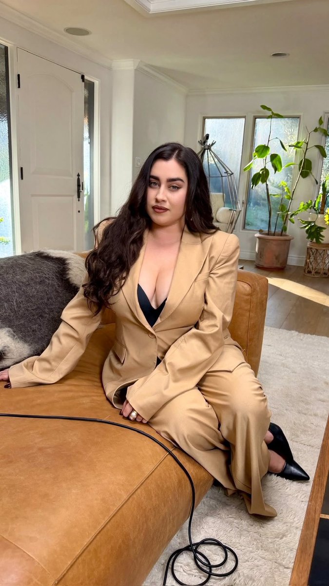 sitelaurenjbr's tweet image. LINDA!

Lauren para o podcast "Sorry We're Cyrus"