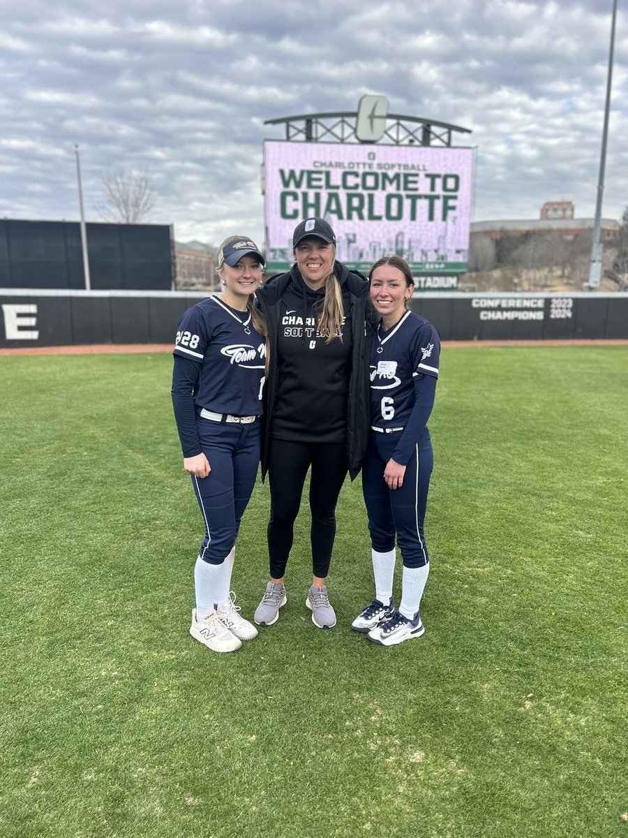landyn_smith6's tweet image. I always have the best time @CharlotteSB camp!!! Glad I got to spend it with my teammate @Zoeyw_2 !!! Can’t wait to be back!!!💚🤍 @cbreault12 @JakeCombs_  @teamnc_bowman @hpcasoftball