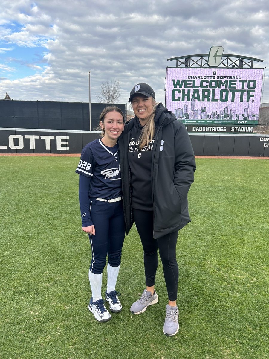 landyn_smith6's tweet image. I always have the best time @CharlotteSB camp!!! Glad I got to spend it with my teammate @Zoeyw_2 !!! Can’t wait to be back!!!💚🤍 @cbreault12 @JakeCombs_  @teamnc_bowman @hpcasoftball