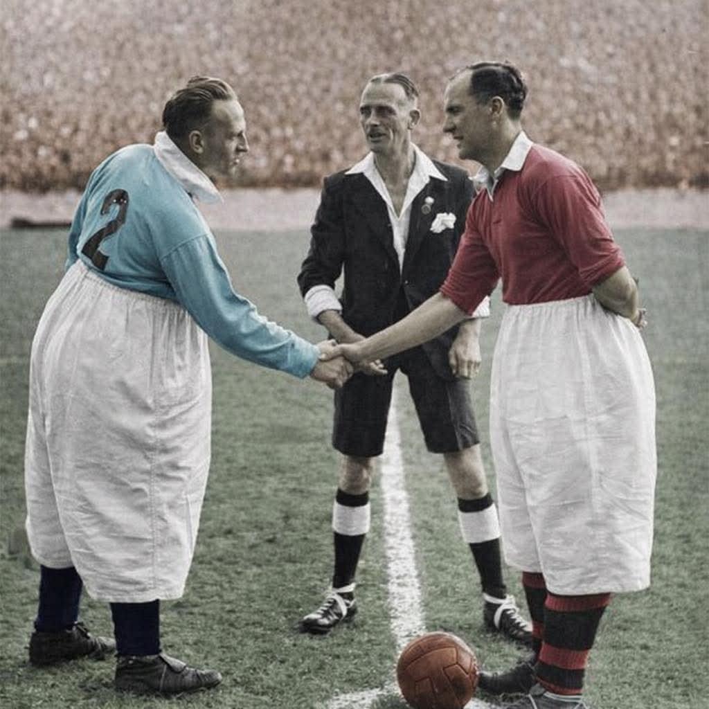 PhutiSemenya14's tweet image. Manchester Derby 1947⚽😂