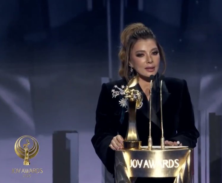 d7om_04's tweet image. إحترامي  للحرامي   
صاحب   المجد  العصامي  
صبر   مع  حنكة  وحيطة  
وابتدا    بسرقة   بسيطة   
وبعدها   سرقة   بسيطة  
وبعدها    تَعدى   محيطه 
وصار في الصف الأمامي 
احترامي للحرامي  !
#JoyAwards