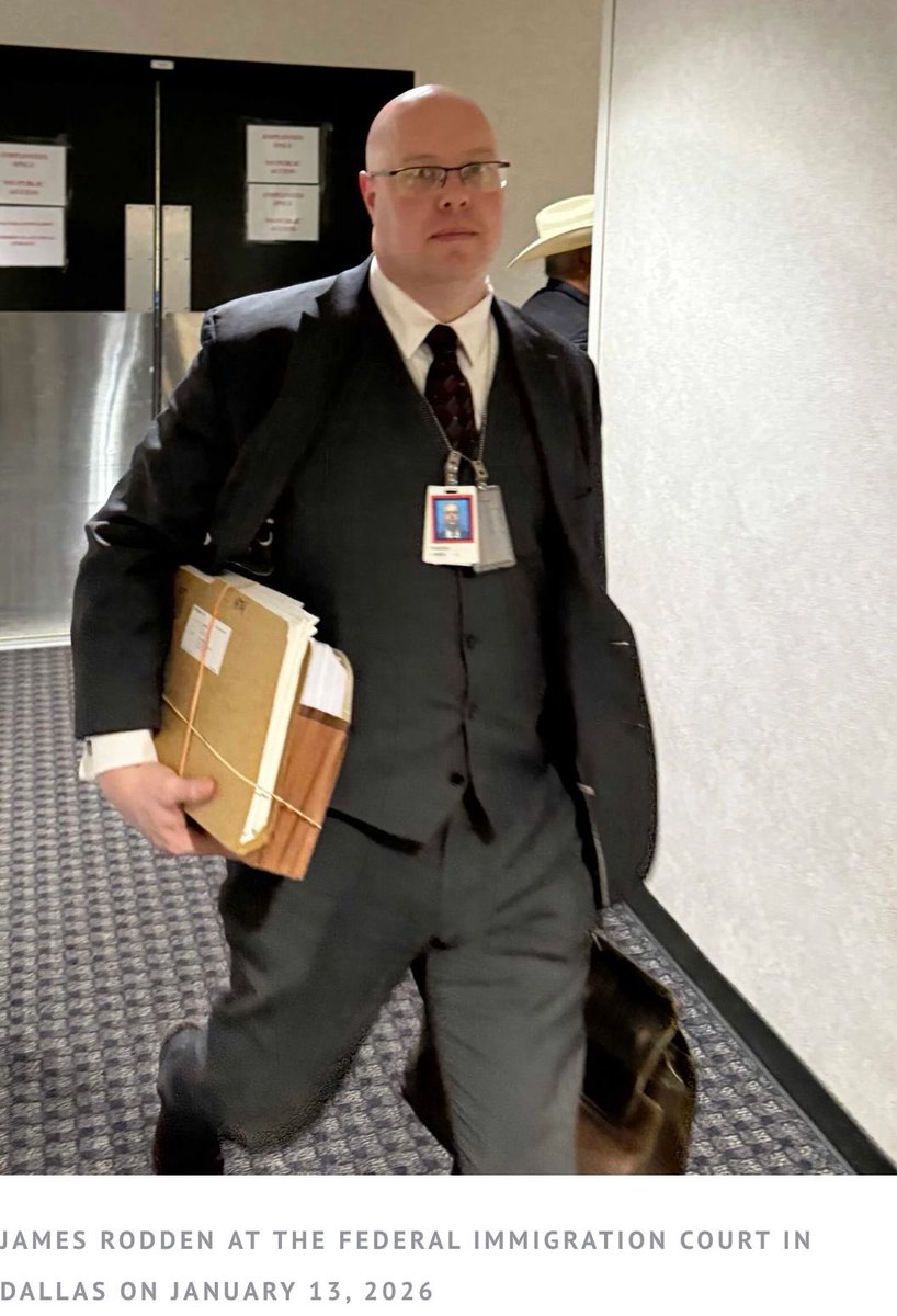 NouveauPop's tweet image. 🚨🇺🇸 ALERTE — Un SUPRÉMACISTE BLANC diffusant des visuels faisant l’éloge d’ADOLF HITLER sur X travaille comme Procureur de l’ICE à Dallas, selon les révélations du Texas Observer.

Un CONSEILLER JURIDIQUE de l’ICE, la très contestée police de l’immigration américaine, James…