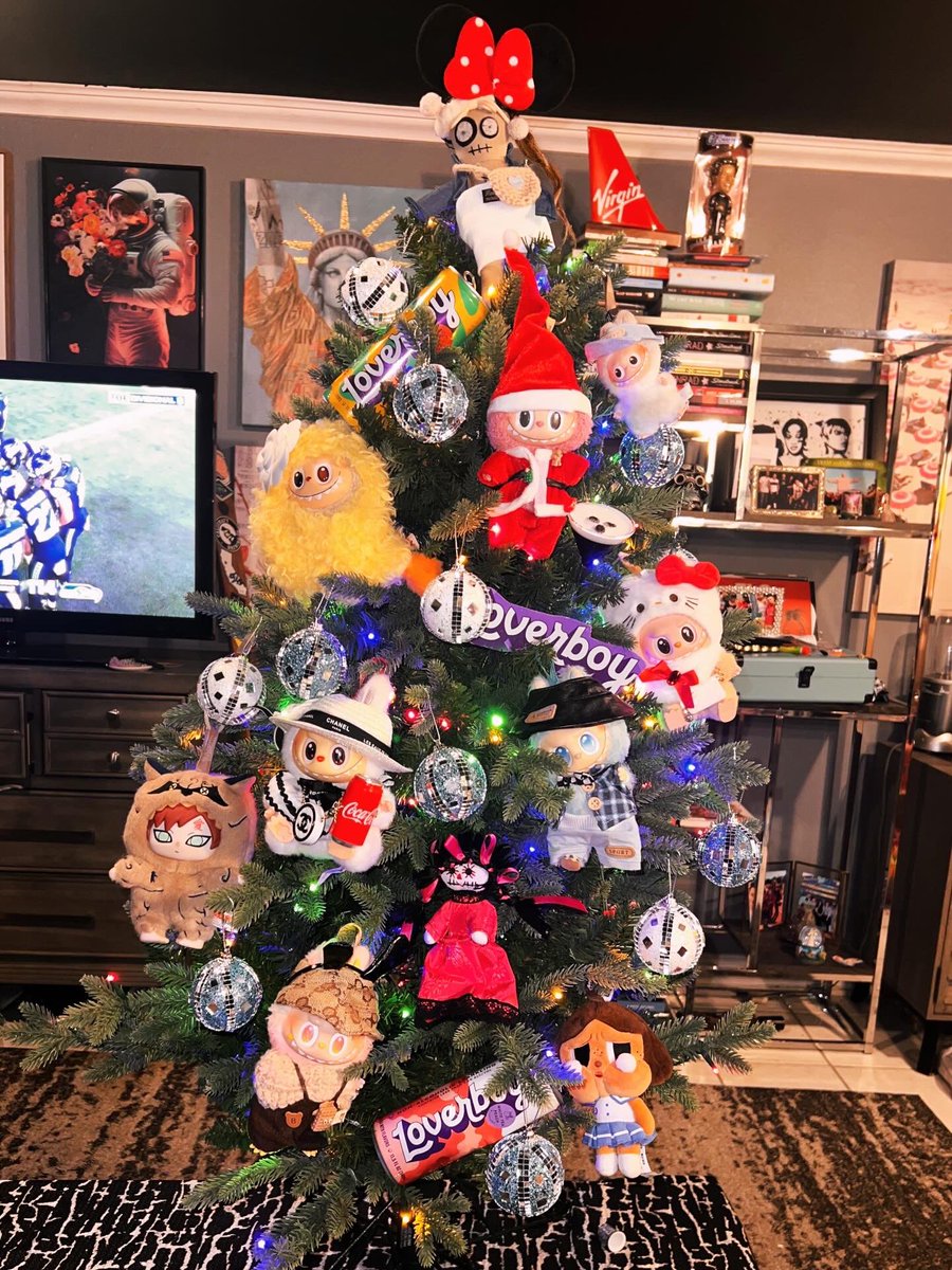 VixenLLC's tweet photo. @JUDiJAiKRAZi 🌟 #DOLL #BGC7 
#MissVoodoo is the star! #FanPic 
Who still got their #ChristmasTree up?

*Superstition says leaving it up past Jan 
5th invites bad luck, while others say 
taking it down by NYE prevents bringing 
old year’s baggage into the new year!

✨: https://t.co/foVvUh21EI https://t.co/Zko66A4Mse