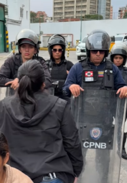 LuisCarlos's tweet image. ¿Alguien sabe por qué los oficiales que fueron a hostigar a los familiares de los presos políticos que están esperando sus liberaciones en las cárceles están usando la bandera del "Decreto de Guerra a Muerte"?
Eso no es parte del uniforme.
¿Qué clase de mensaje es ese?