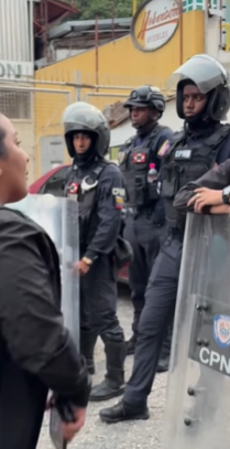 LuisCarlos's tweet image. ¿Alguien sabe por qué los oficiales que fueron a hostigar a los familiares de los presos políticos que están esperando sus liberaciones en las cárceles están usando la bandera del "Decreto de Guerra a Muerte"?
Eso no es parte del uniforme.
¿Qué clase de mensaje es ese?