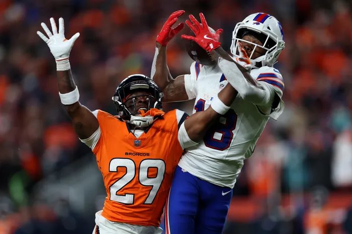 WILD: NFL fans are upset that THIS WAS A CATCH

But last night it was ruled an interception….

NFL refs need to be held accountable ‼️