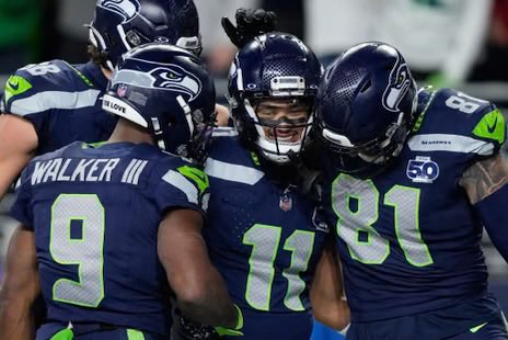 SleeperNFL's tweet image. The Seattle Seahawks are having an INSANE season.

8 Straight Wins

Lost by 9 TOTAL points in their 3 losses this season

The defense has only given up 19 total points in their last 3 games.