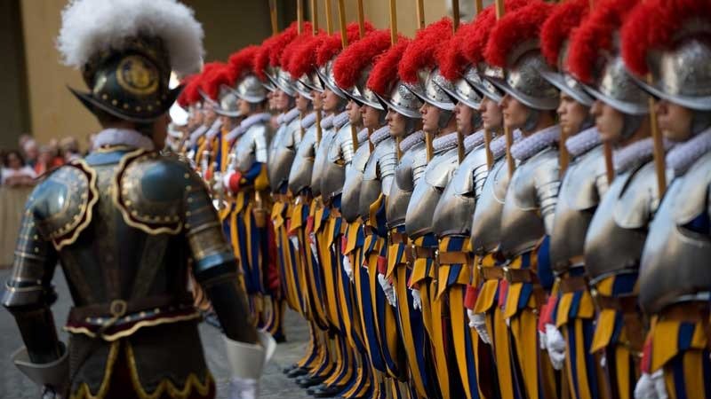 URDailyHistory's tweet image. 22 Jan 1506: The official date of the establishment of the #Pontifical Swiss Guard. 150 Swiss #soldiers commanded by Captain Kasparvon Silenen, of #Canton Uri, enter the #Vatican for the first time, where they were blessed by #Pope Julius II. #History #ad amzn.to/360NBov