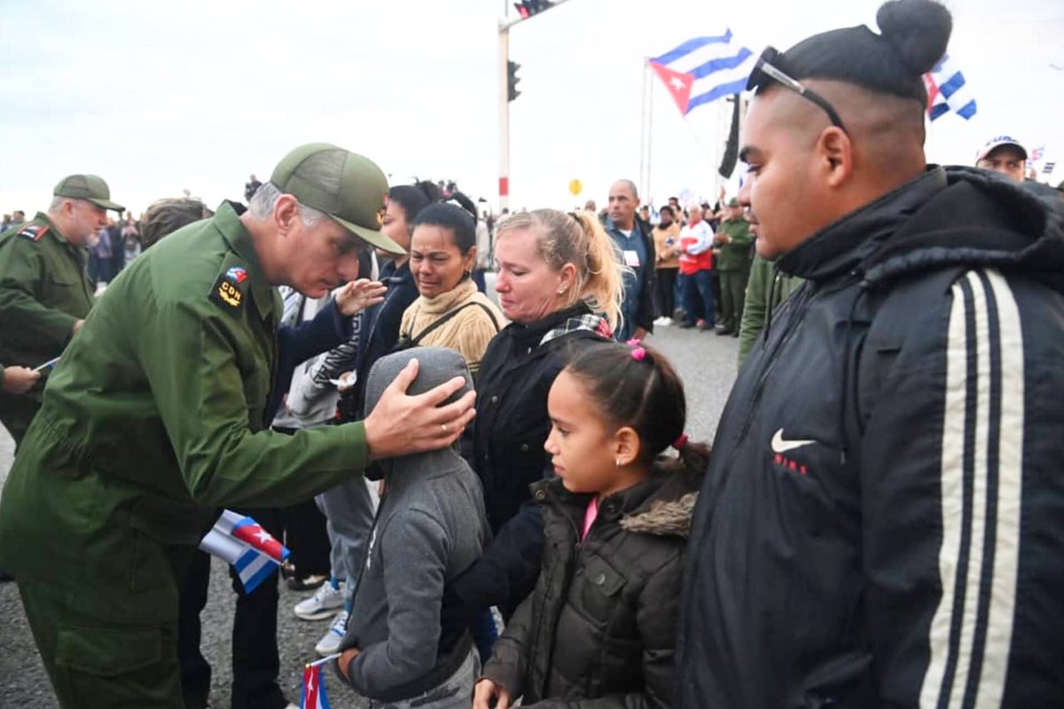 Los pueblos se elevan cuando han honrado a sus héroes 

Más de 500 000 habaneros desfilaron en La Tribuna Antimperialista para honrar a los 32 héroes caídos en desigual y fiera batalla en la hermana #Venezuela, y como reafirmación de nuestros ideales.

#HonorYGloria