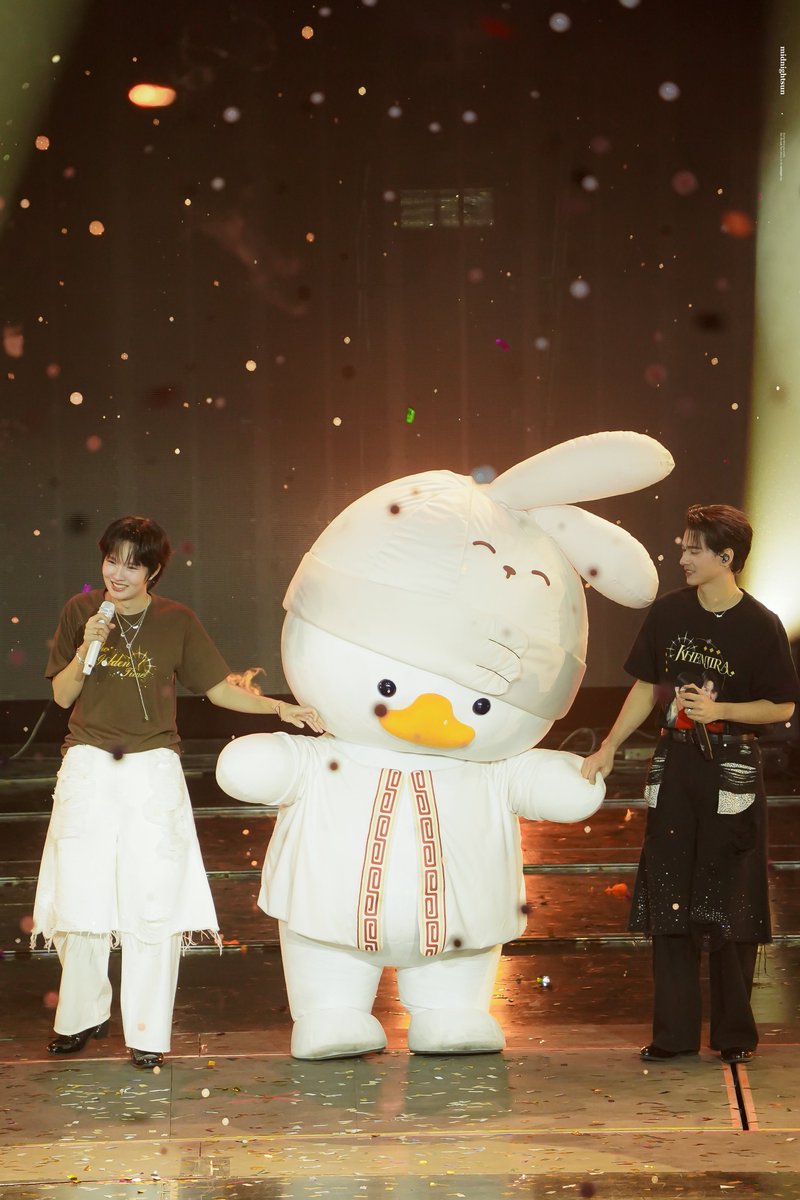 midnightsunq's tweet image. happy fam 🤍🦆🐰 

GOLDEN TIME KNP TFO
#KhemjiraConcertDay2