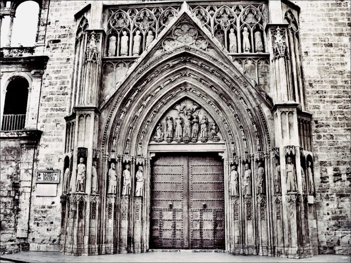 La porta dels Apòstols de la Catedral de València és una meravella del gòtic peninsular. No obstant això, la seua configuració actual no respon a la que hi era originalment, quan va ser construïda en el segle XIV, perquè un element hi va desaparèixer: actualidadvalencia.com/passejantvalen…