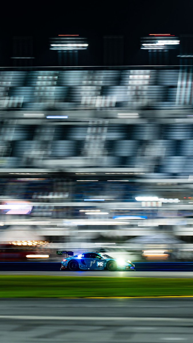 ryanhardwick's tweet image. There’s nothing quite like the banking at Daytona under the lights. Putting in the laps with the team, fine-tuning everything before race week. The GT3 R sounds incredible echoing through the grandstands 🔊 #Rolex24 #PorscheMotorsport