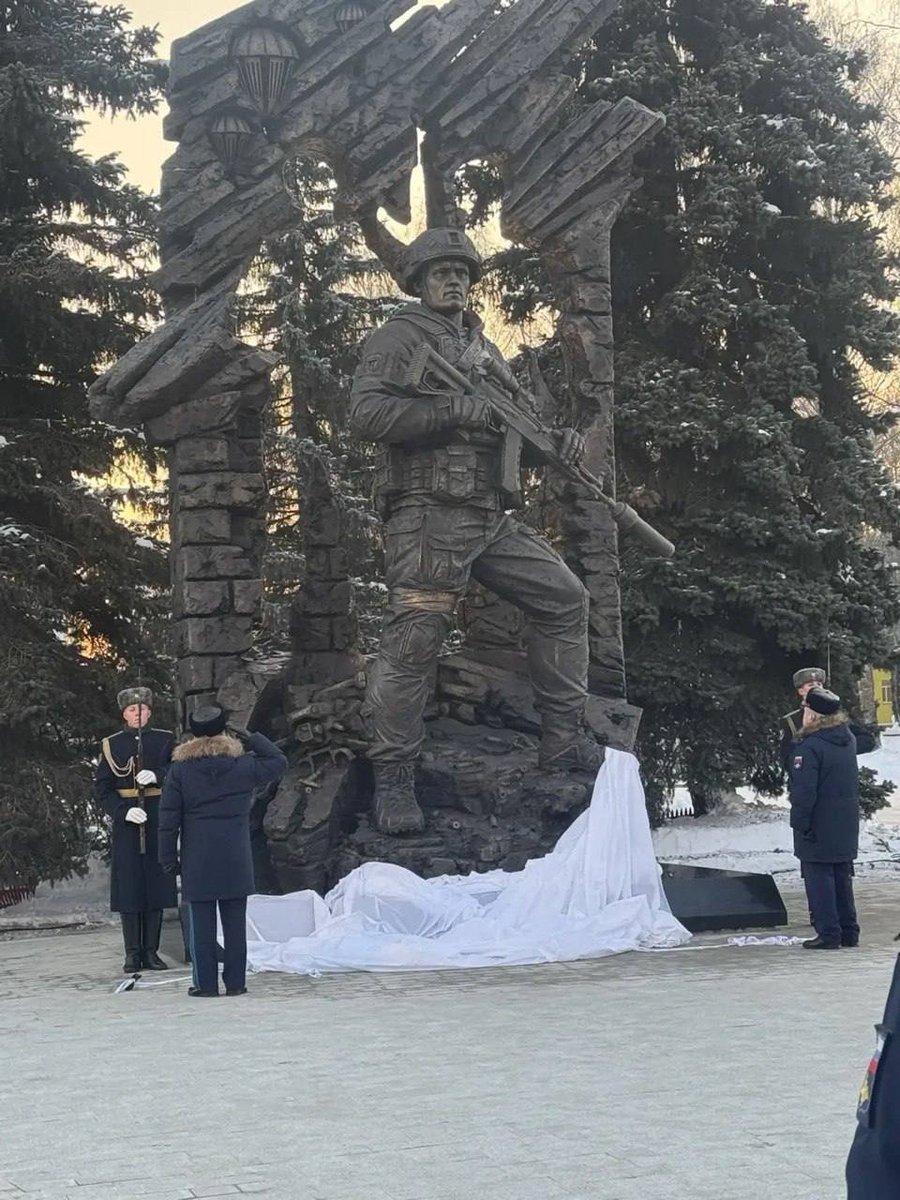 На территории 76 десантно-штурмовой дивизии состоялось торжественное открытие монумента «Псковским десантникам всех поколений».