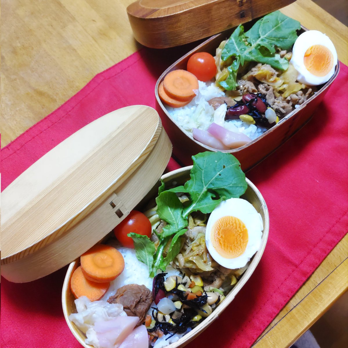 mayu2wind's tweet image. 今日の曲げわっぱお弁当は、豚肉とキャベツとエノキのソース炒め、ゆで卵の岩下漬け、ルッコラ、ミニトマト、ひじきと豆のサラダ、岩下の新生姜、白菜の浅漬け、人参の糠漬け、梅干し、白米。