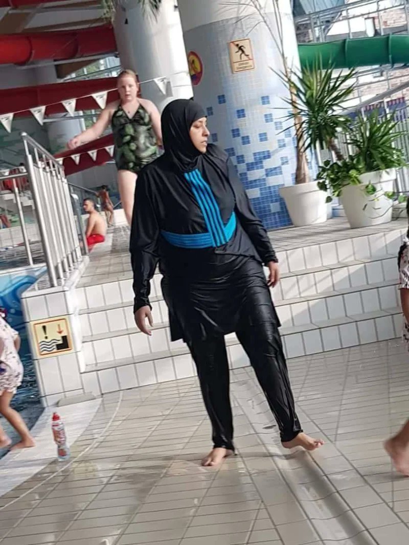 🔴 Tymczasem Zakopane. Czy to jest higieniczne? Przecież na takim stroju oni „wnoszą” do wody całą masę drobnoustrojów. Sanepid zgodnie z przepisami powinien zamknąć pływalnie i wymienić wodę w basenie. We Francji i Włoszech taki "strój kąpielowy" jest zakazany. W Polsce niestety