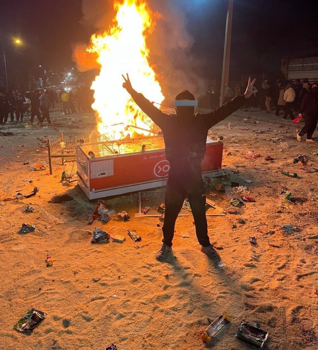 کسی که برای معيشت و اقتصاد میجنگه ضربه اقتصادی وارد نمیکنه
اینا کلا هدفشون خرابکاریه اصلا کاری به دغدغه مردم ندارن!

فقط مواد خوراکی که زیر پاش ریخته رو ببینید
اونا ماسه نیست! اونا همه‌ش برنج عه!