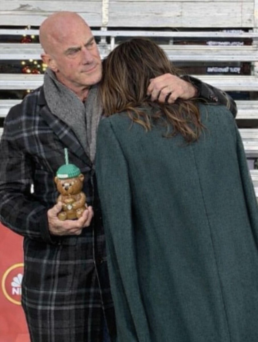 gorin1202's tweet photo. Mariska and Chris at the 2025 Macys Parade…❤️ https://t.co/6pY4zYNz6r