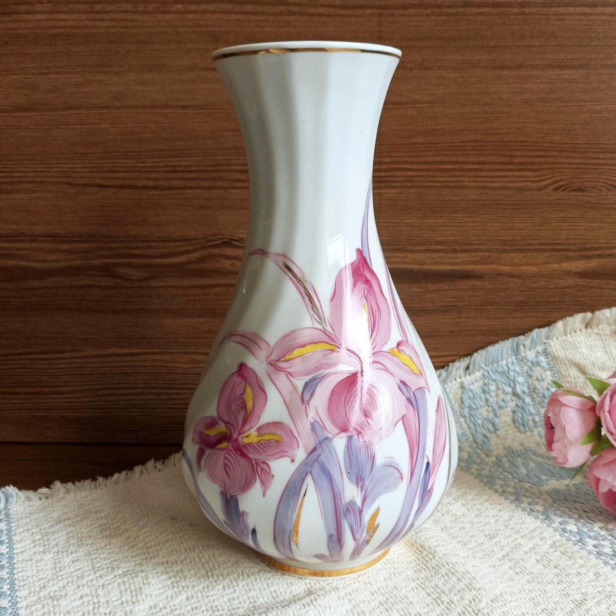 GoodVintageArt1's tweet photo. Vintage porcelain🌸🌹 vase 80s White Handpainted Flora💮🩷l #Ceramic Flower Pink and lilac iris Gold rim #Vintage #Retro #Cotage decor #Cottagecore #vase
https://t.co/lt7KcNVvGU https://t.co/MeWG5ytD2D