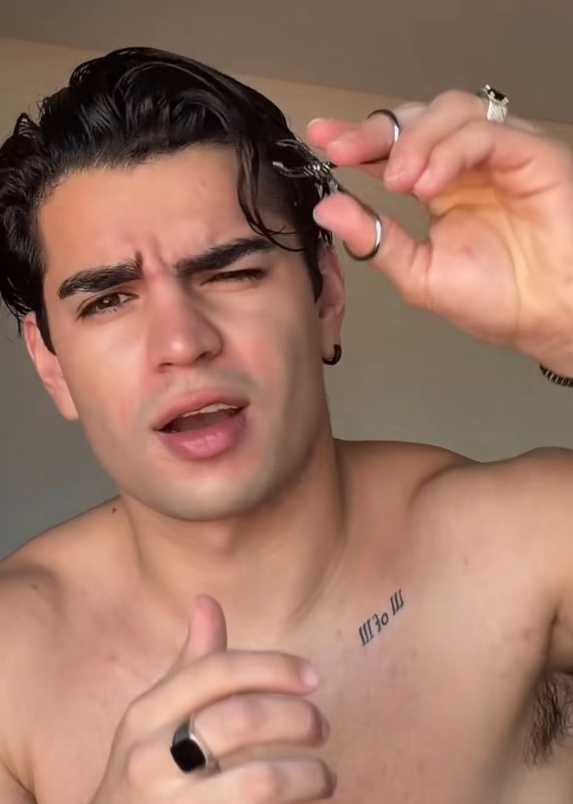 ok, pero el Aaron depilándose la ceja en guapo 🙂‍↕️🤌🏻