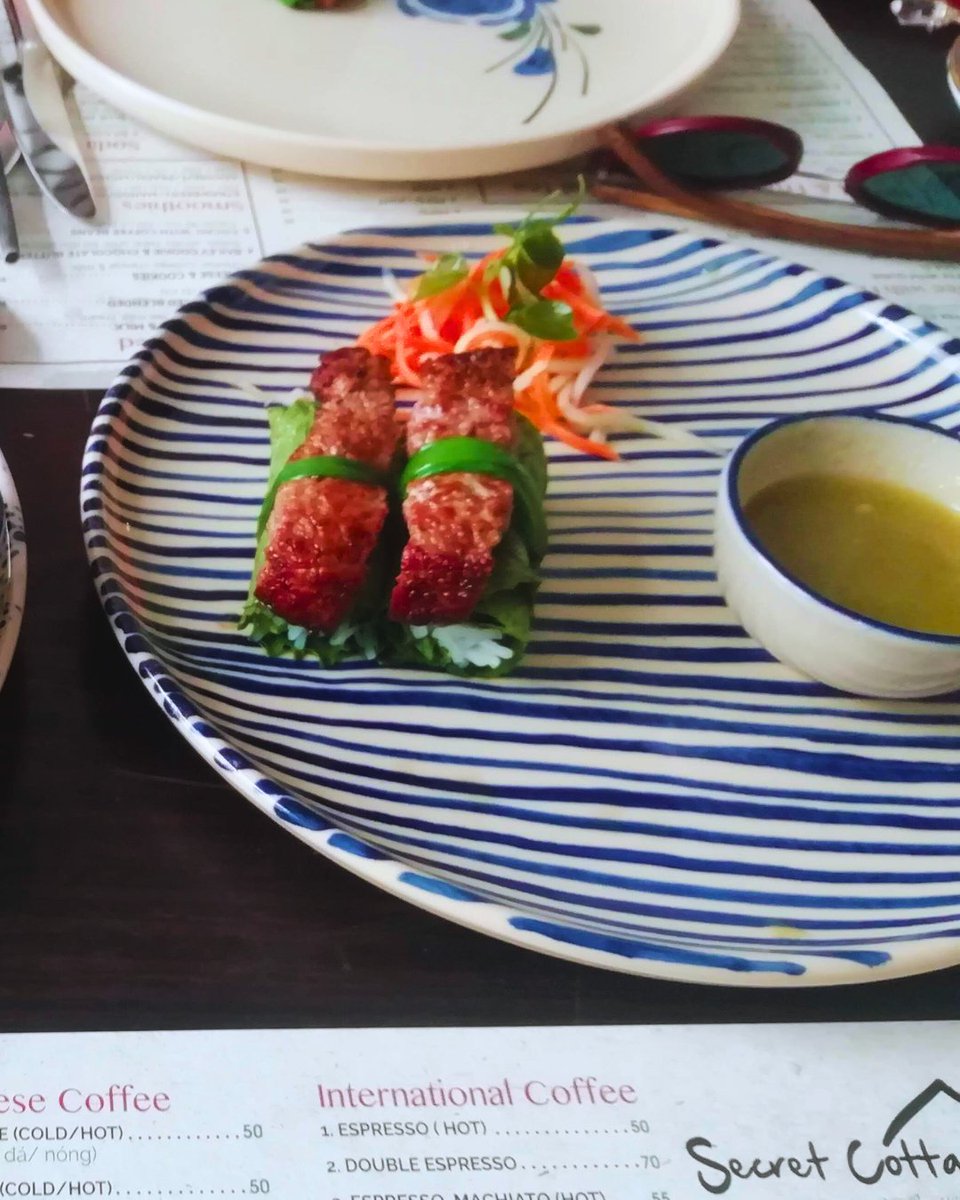 We stumbled upon this cozy spot and the presentation is just next level. We’ve got savory rice cakes topped with fluffy pork floss, and these grilled meat rolls literally tied up with a scallion bow.
.
.
#TravelForFoodHub #FoodArt #TravelEats #TravelGoals #EatLocal #Food #Travel