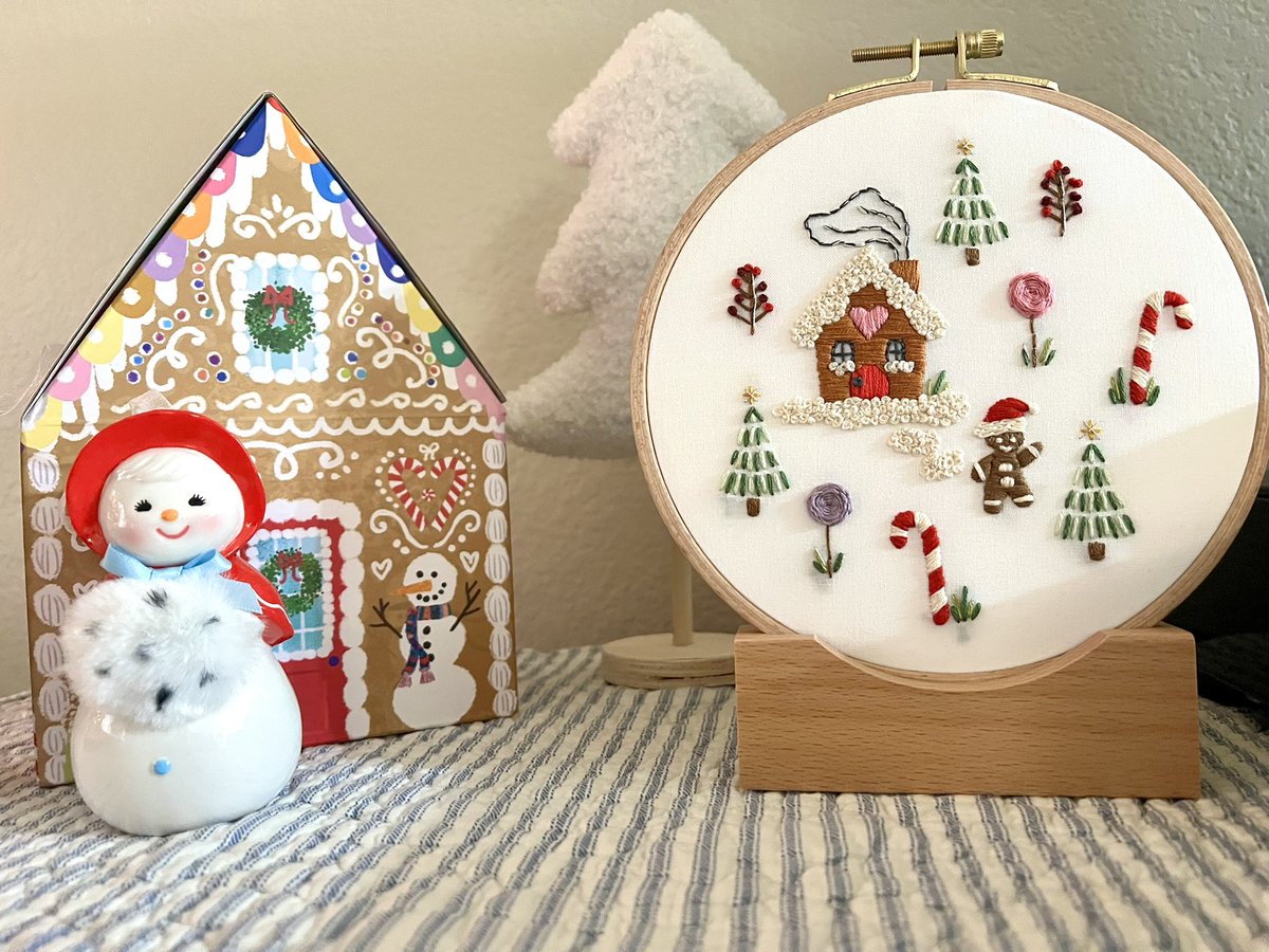 finch_janna's tweet image. I finished my gingerbread house project! I love it! ♥️🎄I was feeling more confident on this fourth project so I did some things differently than the videos and the example card. 😉🪡 #embroidery #embroideryjourney #gingerbreadhouse #CleverPoppy @cleverpoppy