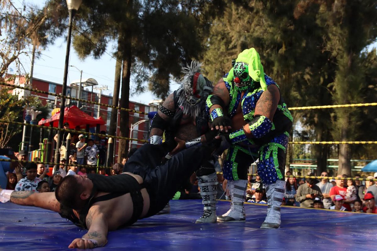 LaTijeraLucha's tweet photo. La lucha semifinal del gran día de reyes por #TheWolfKing en Av. Eduardo Molina, es para la tercia más “cochin4” del ámbito independiente, con un aplastante triunfo #PigDestructor,#PigPool y #PigDestroyer dan cuenta de #BigMike,BigOvettJr y PumaDeOro,en medio del baile y planchas https://t.co/D9JVROvhEf